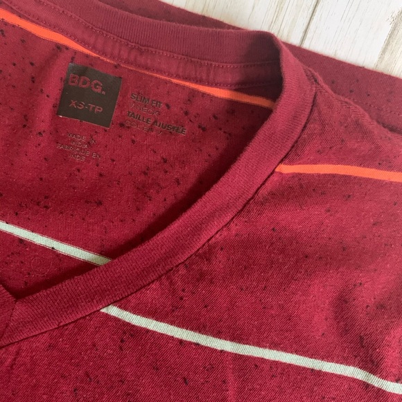 BDG Other - Men Maroon V-Neck T-Shirt Size: XS Slim Fit |  G5